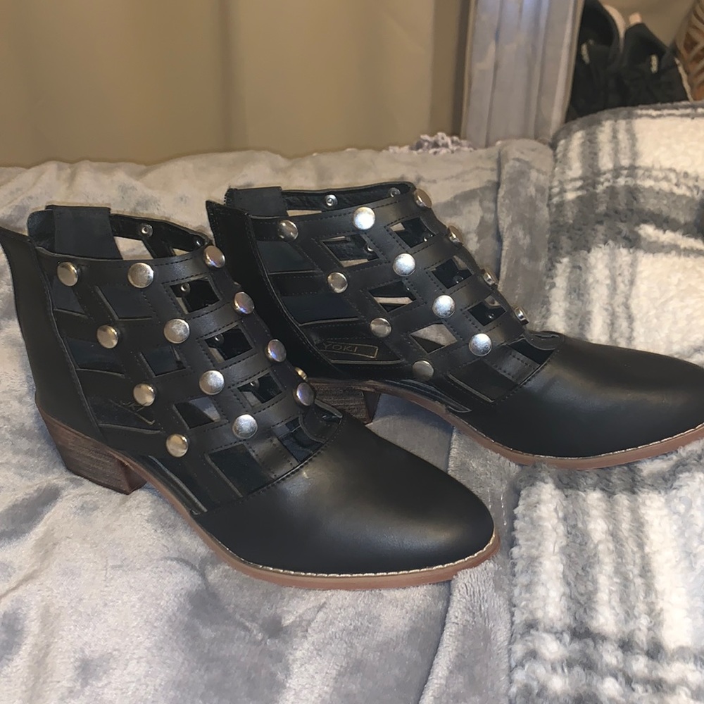 NWOT Black strappy booties